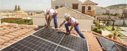 Techniciens France Habitat ENR installant des panneaux solaires