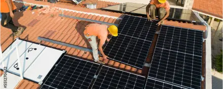 Technicien France Habitat ENR installant des panneaux solaires