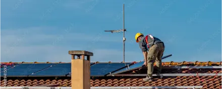Technicien France Habitat ENR installant des panneaux solaires